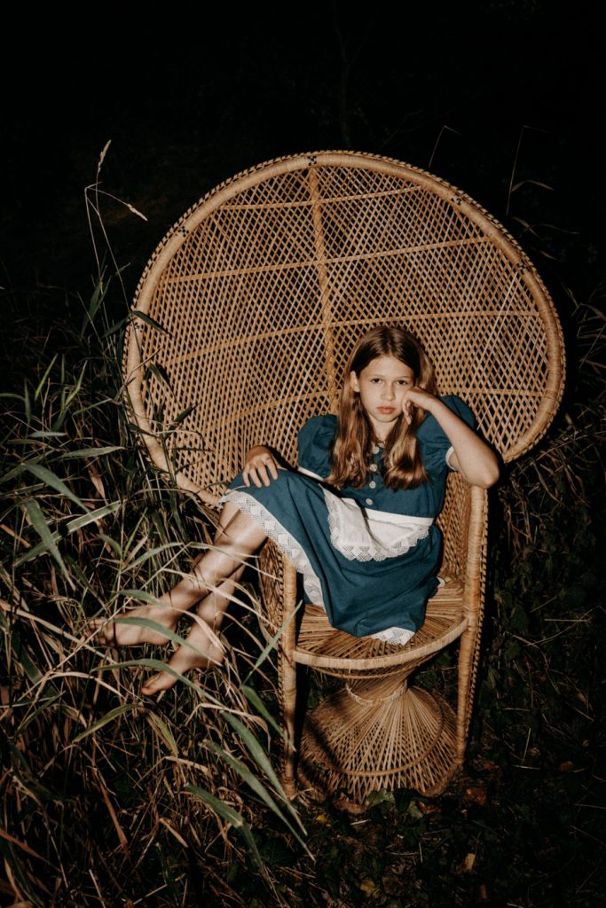 inspiration séance photo alice au pays des merveilles, fauteuil emmanuelle