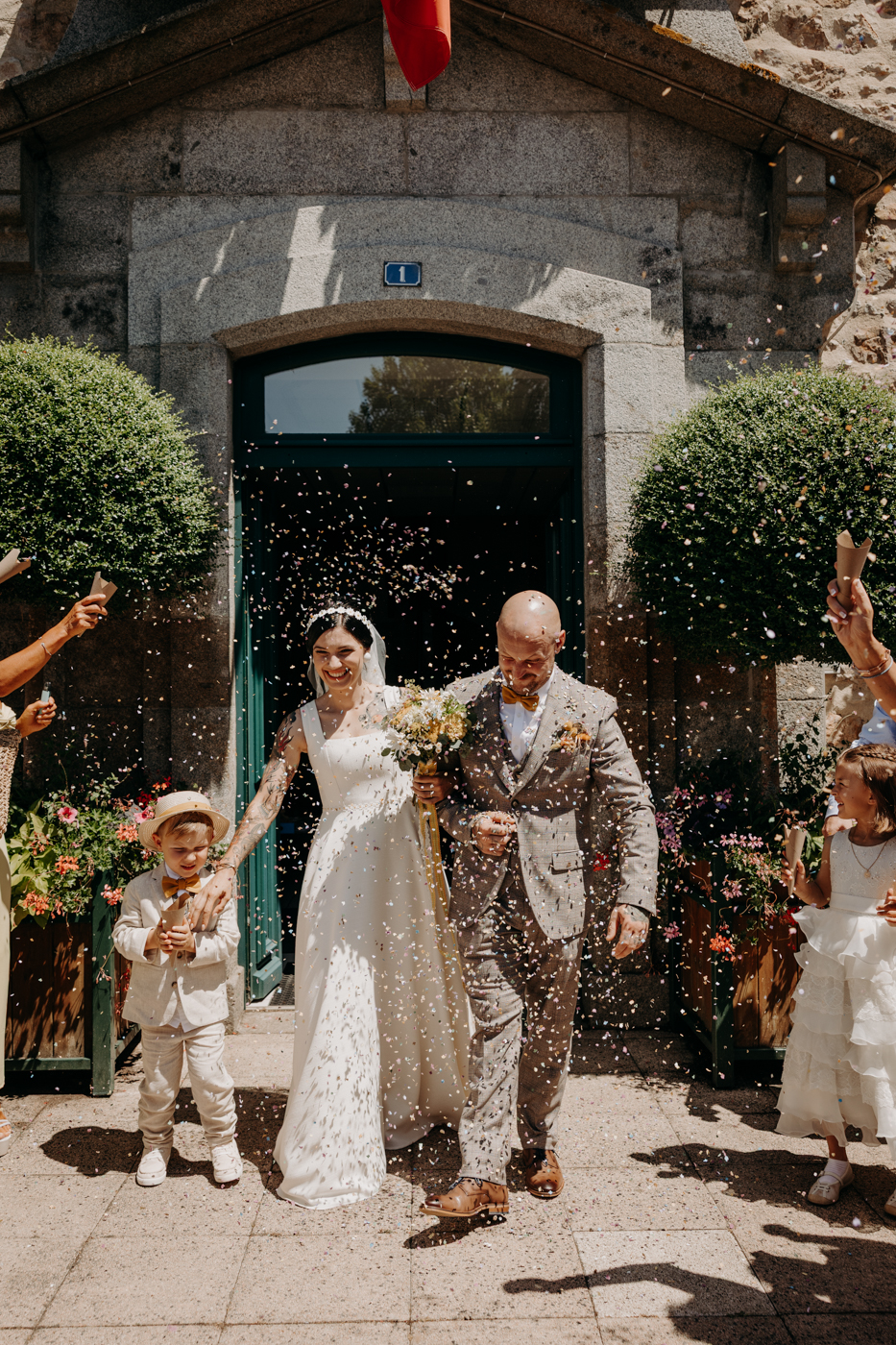 sortie de la mairie de juvigné, mariage