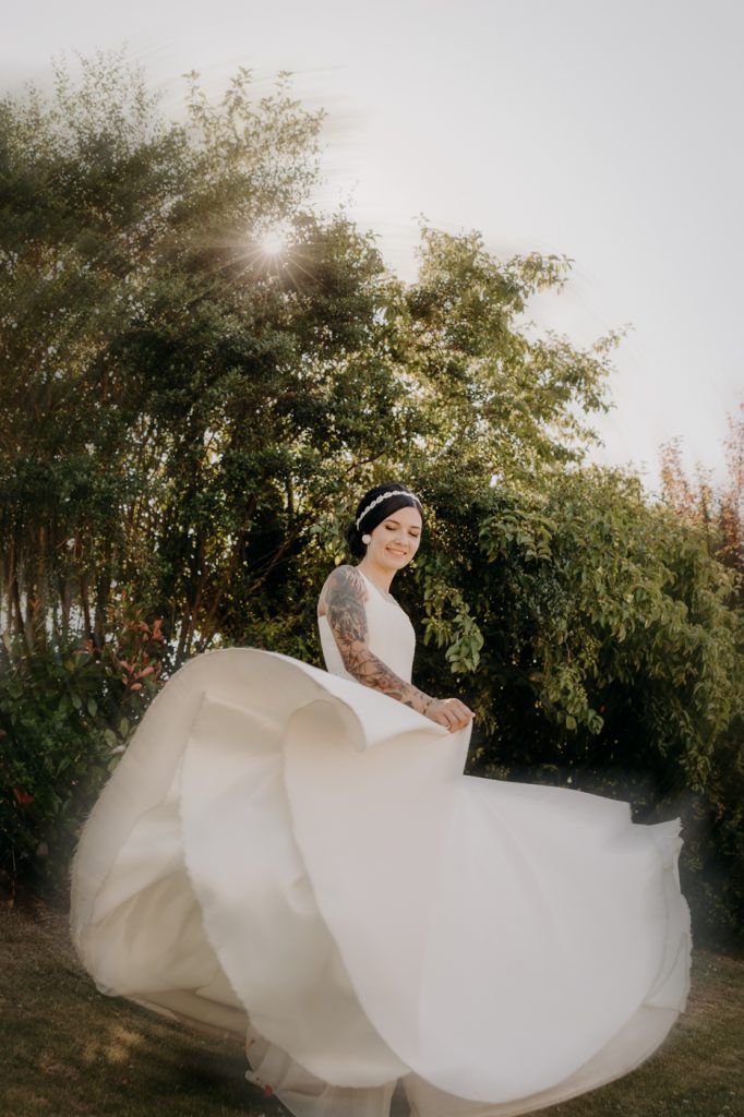 la mariée avec sa robe qui tourne