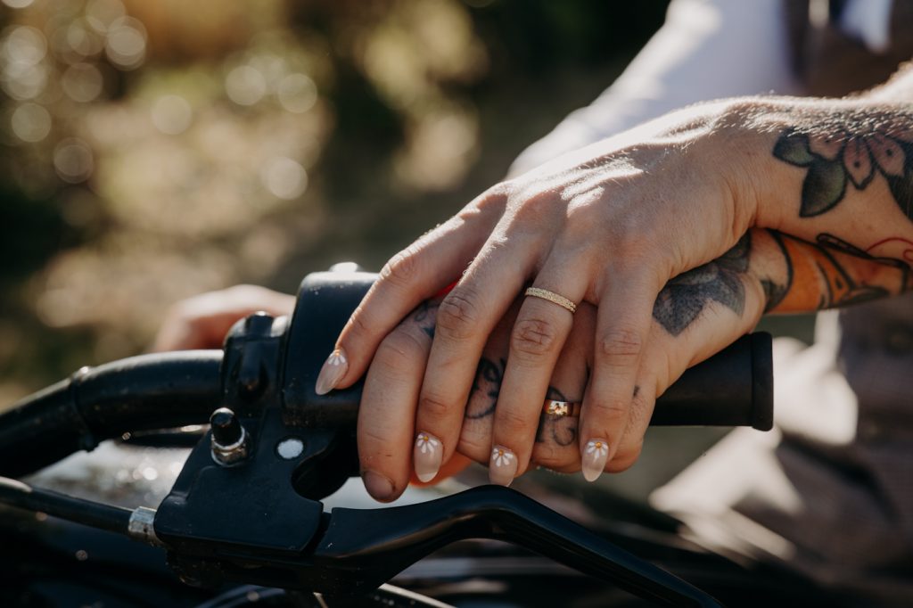 les alliances du mariage du la moto