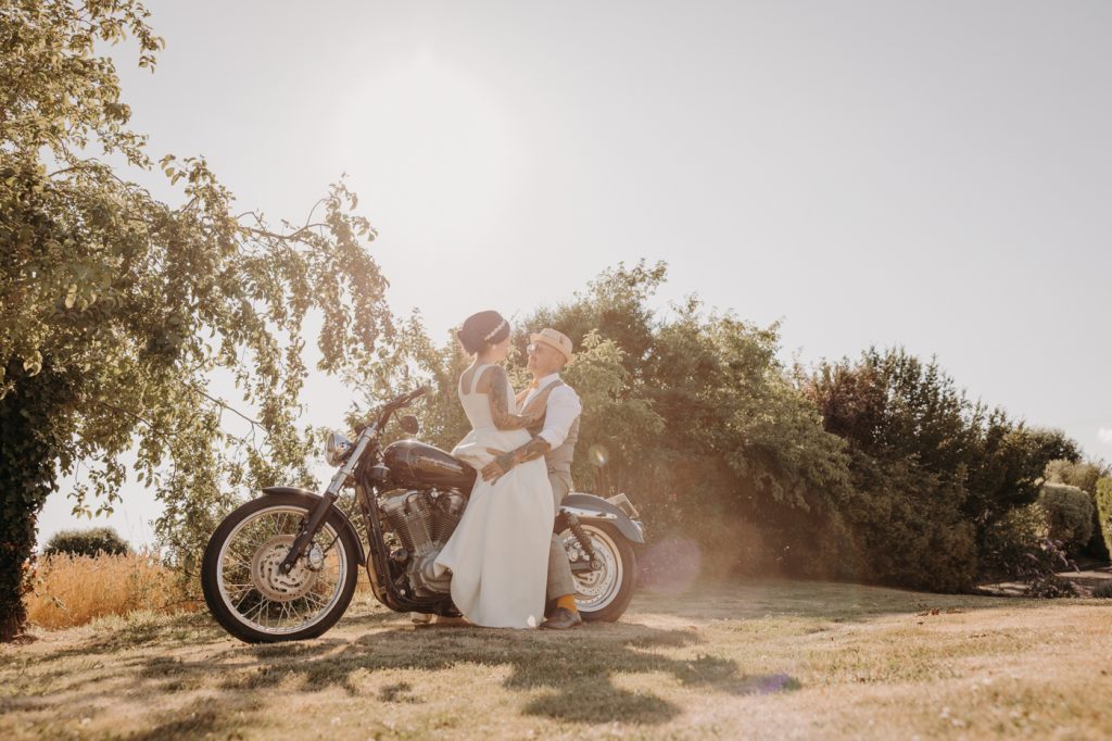 couple marié sur moto, gold hour, mariage vintage