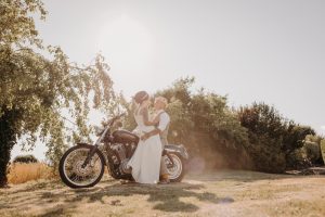 couple marié sur moto, gold hour, mariage vintage