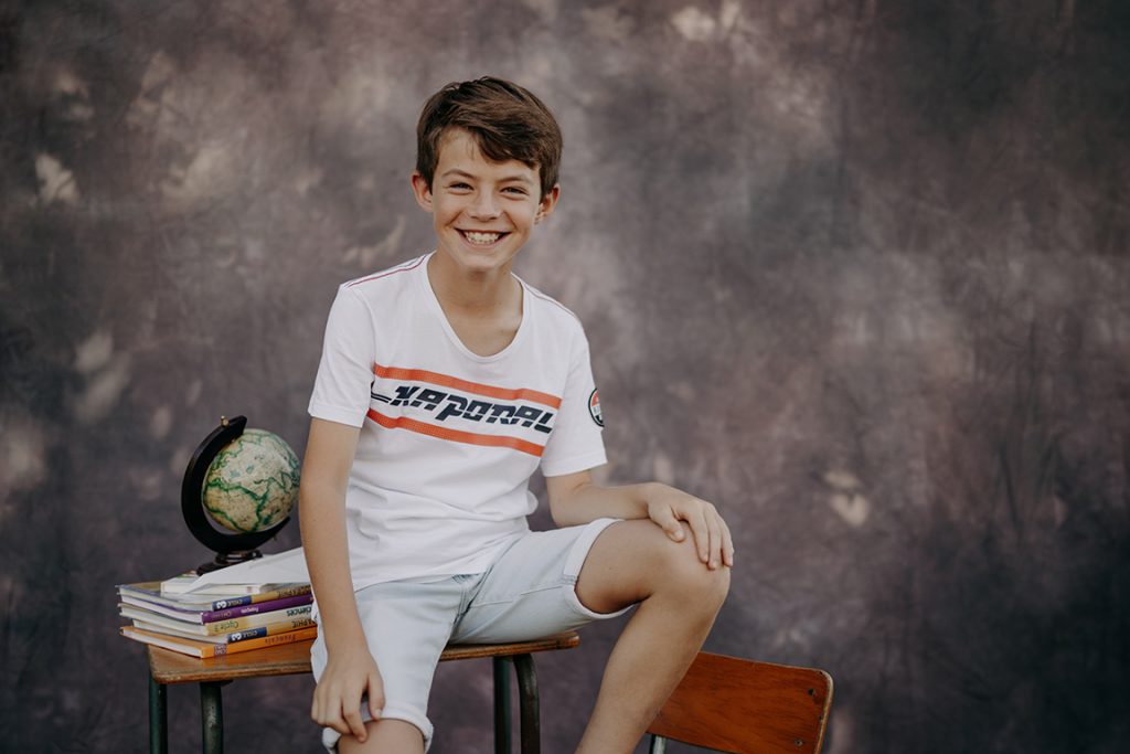 Photo scolaire, primaire, fond et décor simple