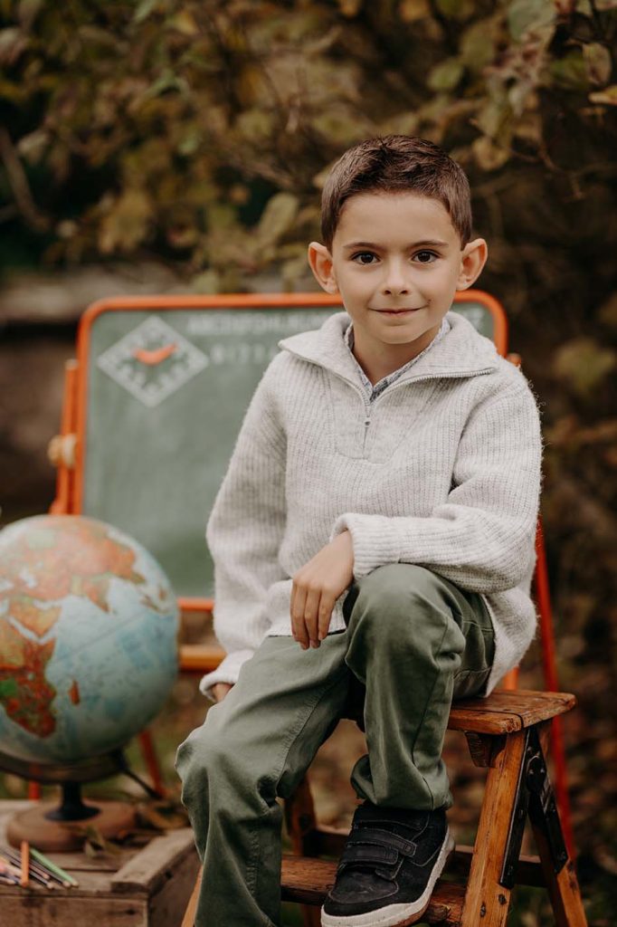 Portrait enfant, photo scolaire, décor école vintage, photo en extérieur