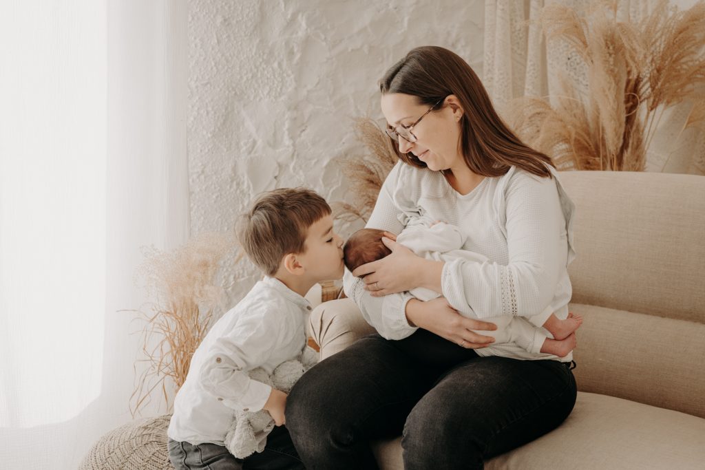 allaitement bébé, maman, grand frère, studio mayenne
