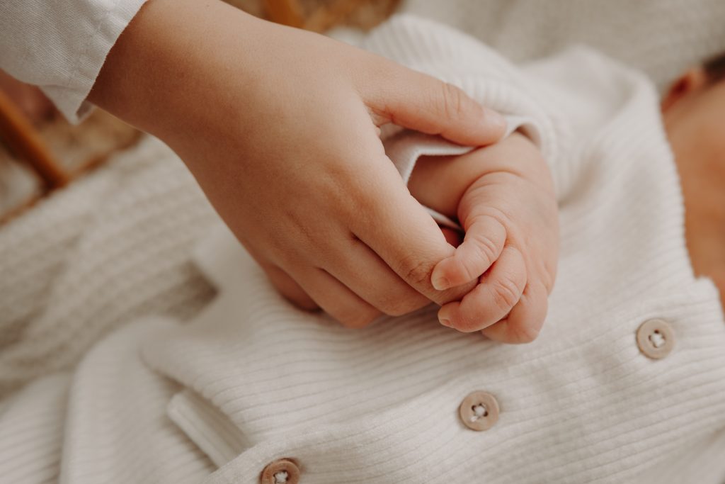 main bébé et grand frère, séance photo naissance mayenne