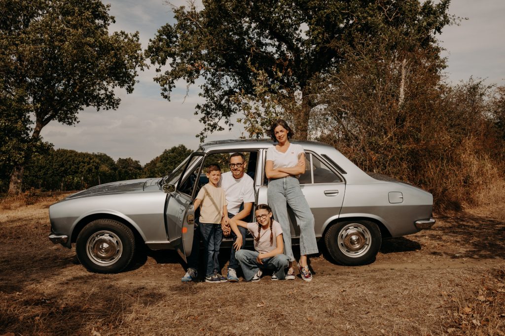 Séance photo famille voiture 504 peugeot mayenne - Angéline Photographie - 39